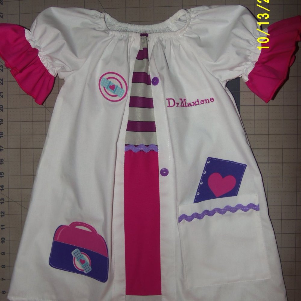 Doc McStuffins lab coat Dress up costume play day Dress size 4t Embroidery  NEW